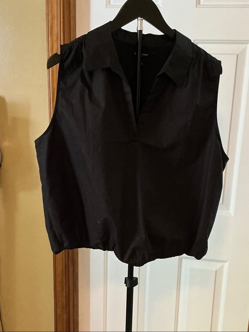 Women's Black Sleeveless Collared Tank Top